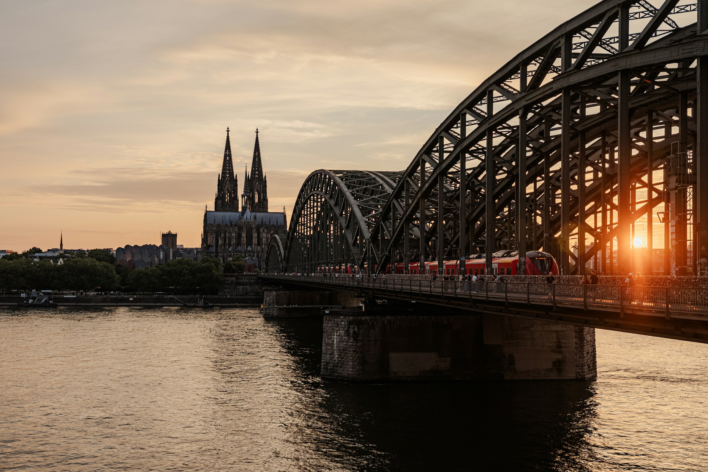 Theatrical performance moment suited to social promotion